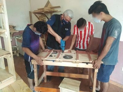 Crónica / La carpintería que cambia vidas en la cárcel de menores