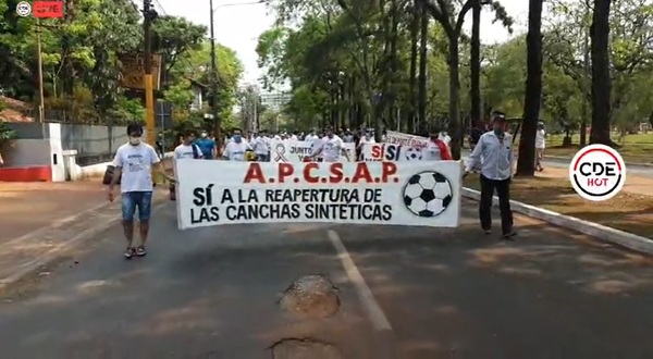 CDE: marchan por la reapertura de las canchas sintéticas | OnLivePy