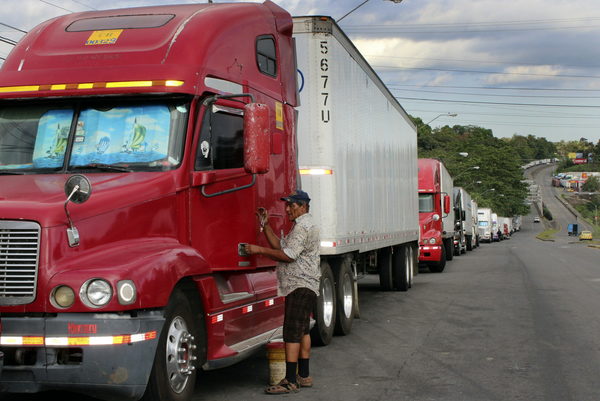 Cientos de camiones varados en la frontera con Panamá por una protesta en Costa Rica - MarketData