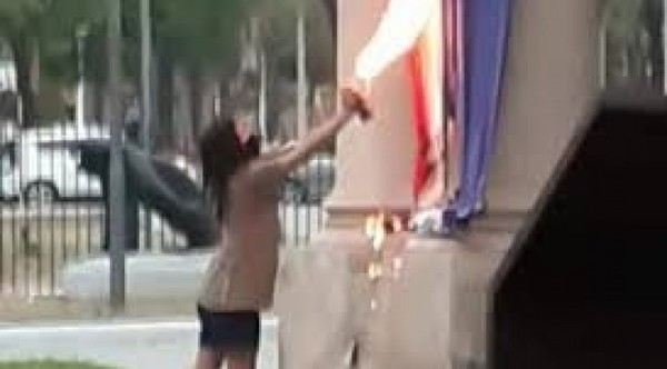 Tienen pedido de captura internacional, las que quemaron la bandera paraguaya. | OnLivePy