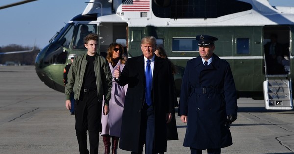 La Nación / Trump fue hospitalizado para ser tratado por COVID-19