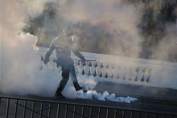 Joven cae de un puente en protestas en Santiago a casi un año de la revuelta social en Chile - Mundo - ABC Color