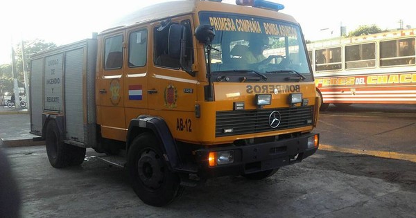 La Nación / Ebrio al volante chocó contra móvil de bomberos