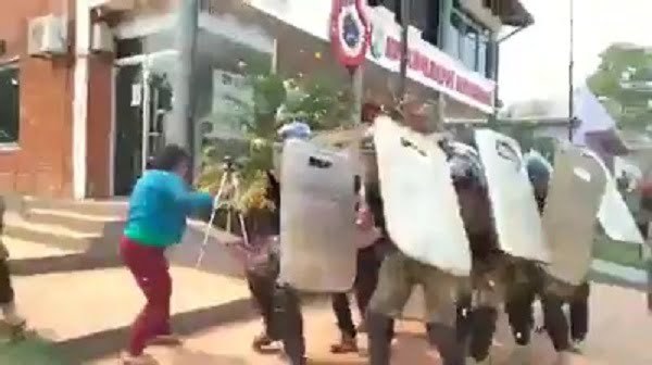 A huevazos corrieron a concejales que protegen a concejal acusado de abuso - Noticiero Paraguay