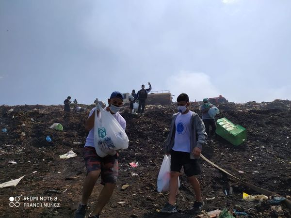 Jóvenes voluntarios no se cansan de ayudar a bomberos y vecinos de Cateura  - Nacionales - ABC Color
