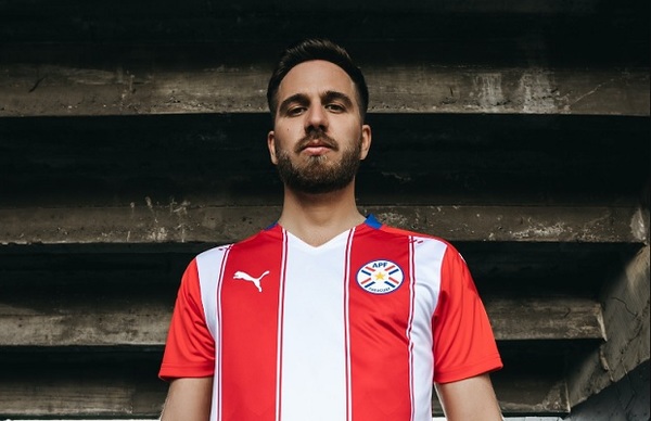 Nueva camiseta albirroja tiene un error, advierten en redes