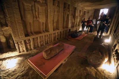 Egipto saca a la luz 59 sarcófagos de hace 2.600 años con sus momias intactas - Mundo - ABC Color