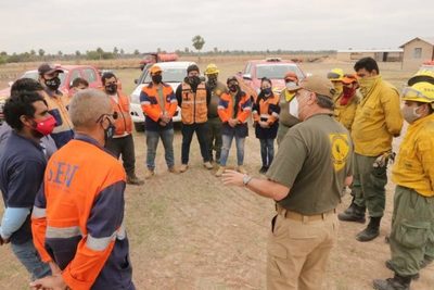 Realizan sobrevuelos en zonas incendiadas y planifican combate al fuego