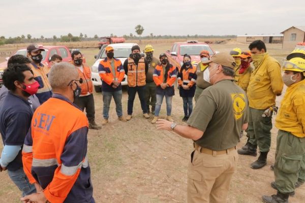 Realizan sobrevuelos en zonas incendiadas y planifican combate al fuego