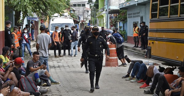 La Nación / Migrantes hondureños en caravana a EEUU se resignan a regresar