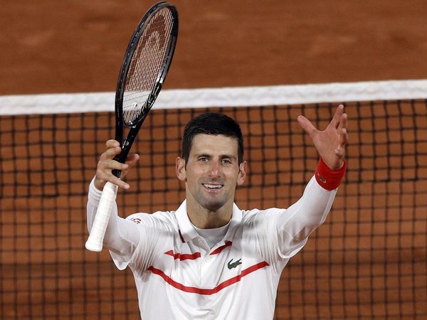 Djokovic y Tsitsipas avanzan en Roland Garros, donde naufraga Berrettini