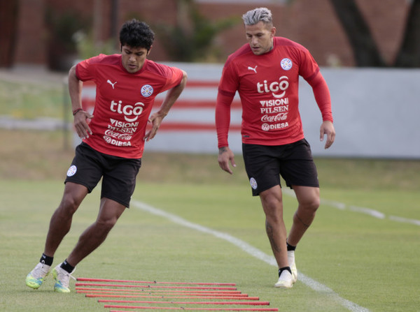 Raúl Bobadilla y Robert Rojas se sumaron al plantel albirrojo - APF