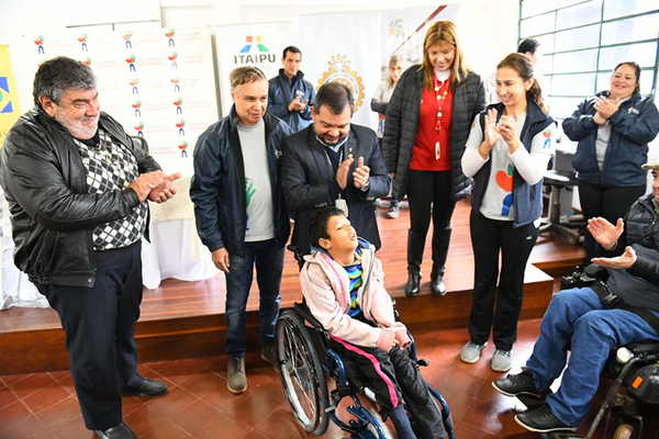 Entregan sillas de ruedas y ayudas técnicas en Hernandarias