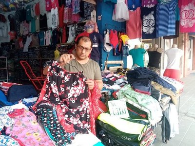 Crónica / La gente se rebusca por las prendas más baratas