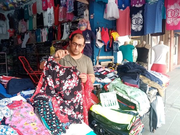 Crónica / La gente se rebusca por las prendas más baratas