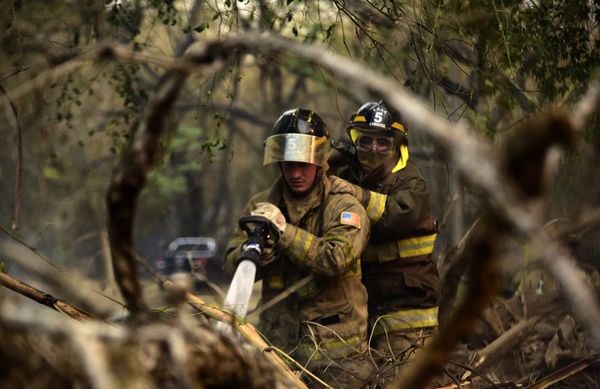 Gratitud a los héroes civiles que luchan contra el fuego - Nacionales - ABC Color