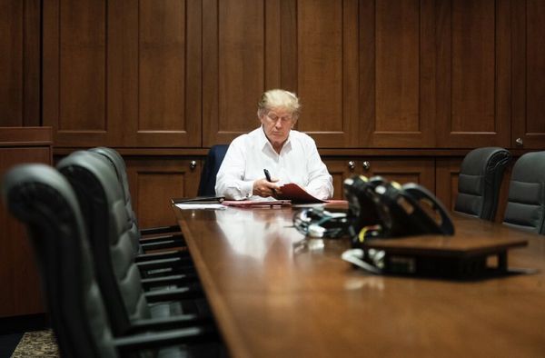 Trump "evoluciona bien" del COVID pero "no está fuera de peligro", dice su médico