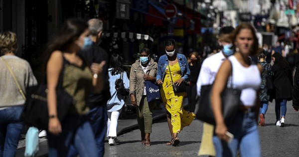 La Nación / París se prepara para cerrar sus bares y luchar contra el COVID-19