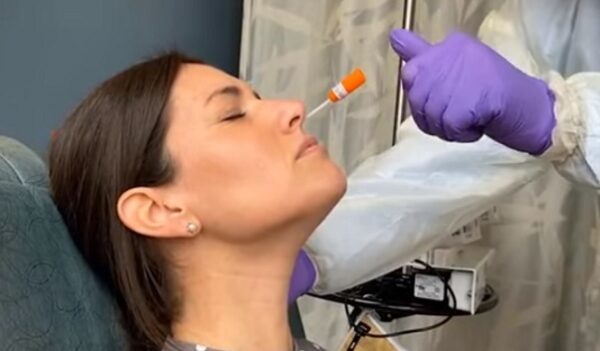Hisopado "perfora" el cerebro de una mujer