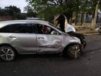 Trabajadora fallece en parada de bus tras ser impactada por camioneta - Noticiero Paraguay