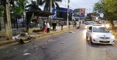 Joven de 29 años muere tras ser arrollada en parada de bus