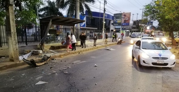 Joven de 29 años muere tras ser arrollada en parada de bus