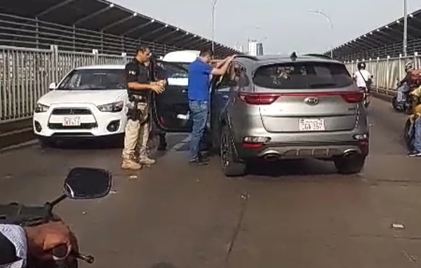 Recuperan vehículo que seria ROBADO con CHAPA PARAGUAYA en medio del Puente de la Amistad