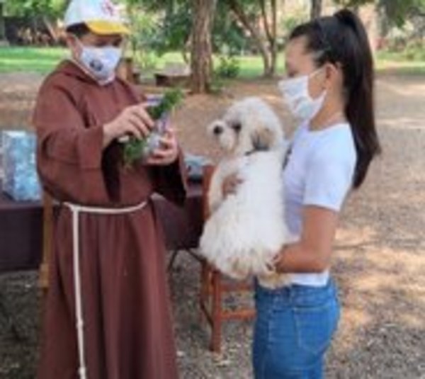Capuchinos bendicen a mascotas en honor a San Francisco de Asís - Paraguay.com