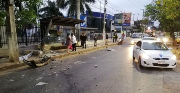 Una mujer pierde la vida tras ser atropellada en parada de bus