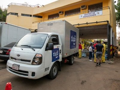 Tigo apoya a los bomberos con donación de miles de botellas de agua
