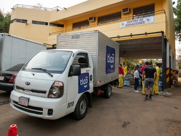 Tigo apoya a los bomberos con donación de miles de botellas de agua