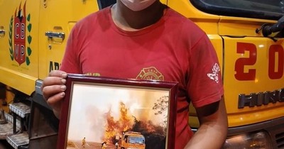La Nación / Bombero de Areguá recibe fotografía que inmortaliza su lucha contra el fuego