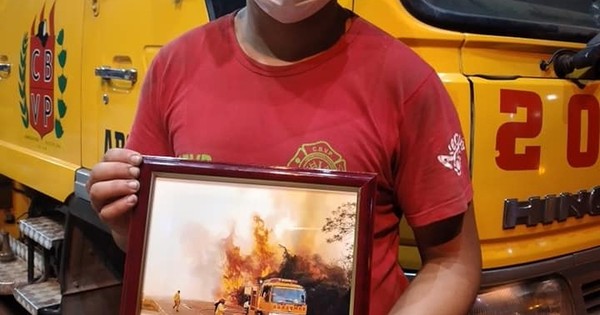 La Nación / Bombero de Areguá recibe fotografía que inmortaliza su lucha contra el fuego