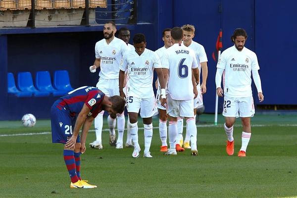 Real Madrid supera al Levante y mira a todos desde arriba