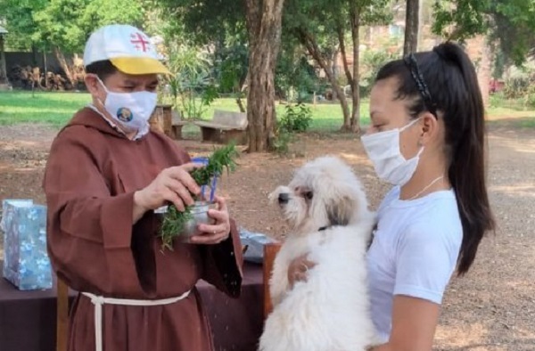 Capuchinos bendicen a mascotas en honor a San Francisco de Asís - Noticiero Paraguay