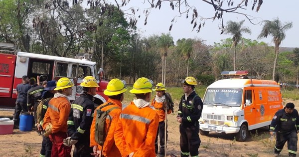 La Nación / Bomberos controlan incendio en Cerro Aquino de Caacupé