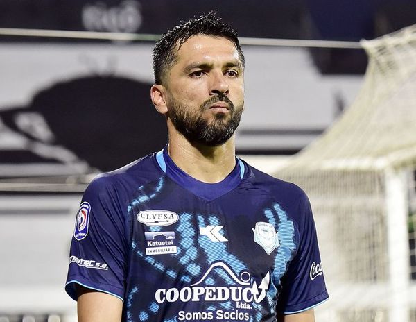 Salcedo en una salida poco feliz - Fútbol - ABC Color