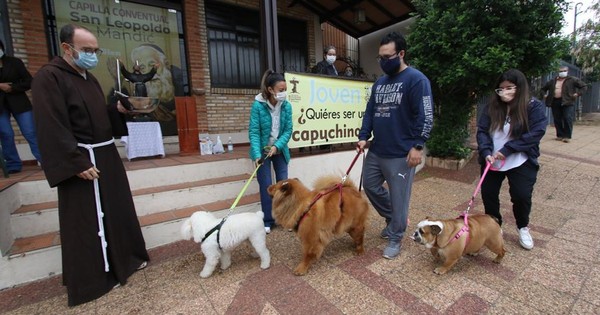 La Nación / Bendicen a mascotas