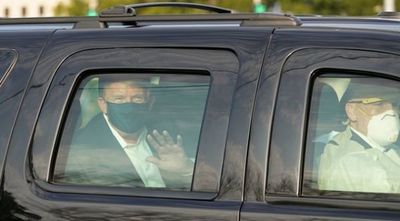 Tras ser internado por COVID-19, Trump sale para saludar a simpatizantes desde un auto