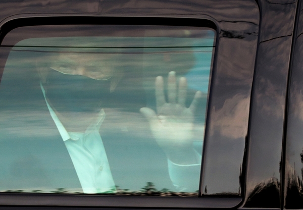 Trump salió del hospital Walter Reed para hacer una "visita sorpresa" a sus simpatizantes » Ñanduti
