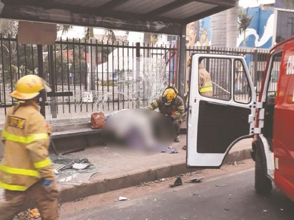 Fue a cubrir a su mamá, le chocaron y falleció