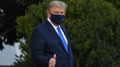 Trump salió del hospital para saludar a sus seguidores y esperan que este lunes le den el alta
