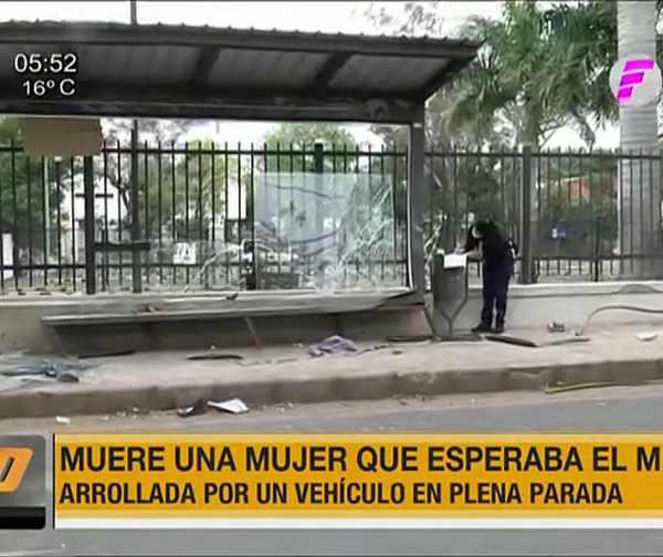 Trabajadora muere arrollada en plena parada de colectivos