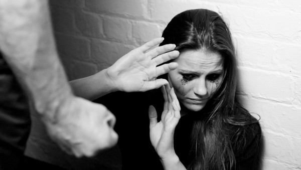 Mujer es BRUTALMENTE golpeada y amenazada de MUERTE en Hernandarias
