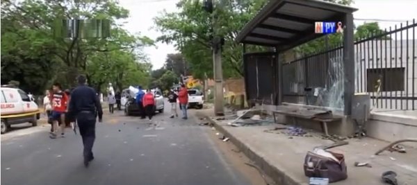 Joven fallece atropellada mientras aguardaba por un bus | Noticias Paraguay