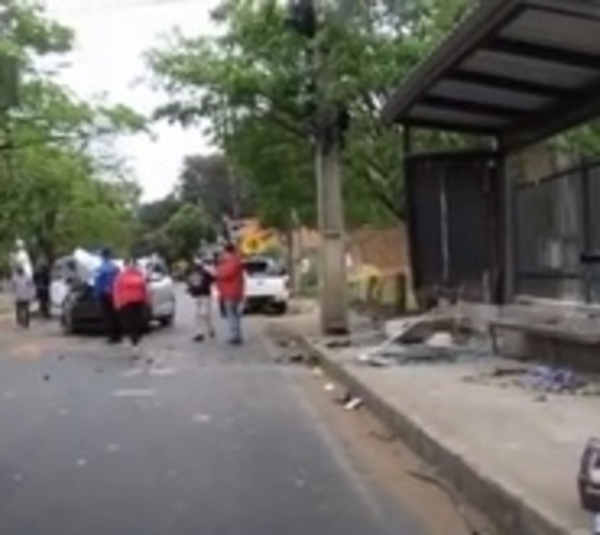 Joven muere atropellada mientras esperaba un ómnibus - Paraguay.com