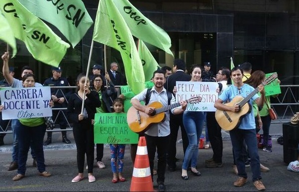 Con serenata, conmemoran Día Mundial del Docente