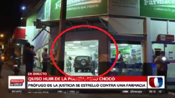 Huyendo de la policía, hombre acaba chocando contra farmacia