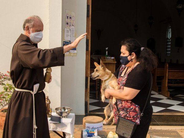En modo COVID, franciscanos bendicen a los peluditos