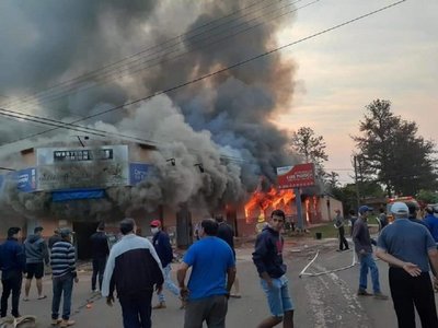 Incendio afecta a supermercado de Fulgencio Yegros
